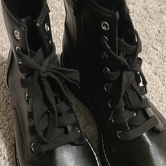 EUC/NWOT Madden NYC Black Leather White Stich Combat Boots Women's Sz 8 - Picture 12 of 12